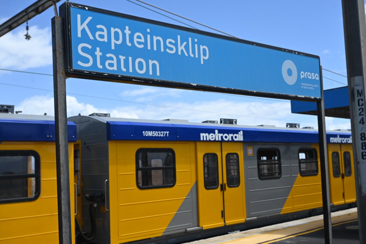 MetrorailWC's tweet photo. Test trains are running from Cape Town to Kapteinsklip Station throughout the week, using both yellow sets and the #PeoplesTrain .

#RebuildingRail #CentralLineCT https://t.co/qYsf9o2WaZ