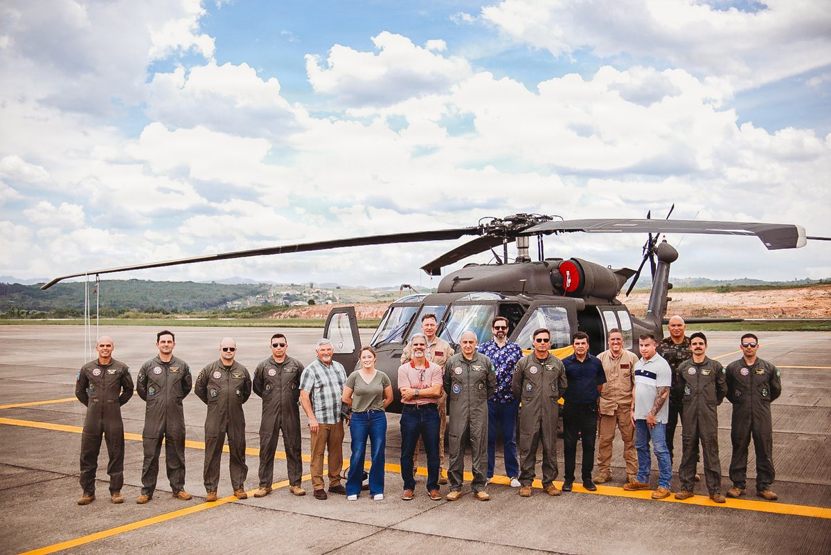 Defence_Max's tweet photo. The Brazilian Army receives its 1st UH-60M Black Hawk Helicopter from Lockheed Martin as part of a 12-helicopter order signed in 2024. 🇧🇷🇺🇸

#BrazilArmy #LockheedMartin #BlackHawk https://t.co/ck9Mehkphk