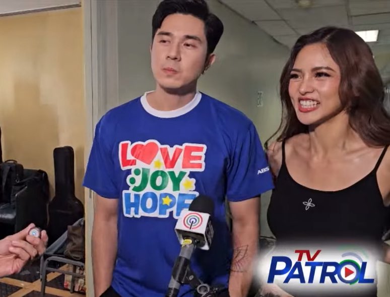 sa dressing room talaga sya ni kimmy nag stay pati mga gamit nya nandun hahah cutie. ang dami ng team ni kimmy naki siksik ka pa talaga 🤣🤣