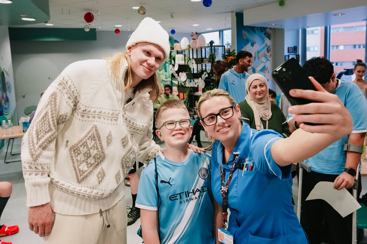 An unforgettable Christmas surprise at Royal Manchester Children's Hospital! 🩵🎄

🔗 mancity.co/RMCHVisit

<a href="/citcmancity/">City in the Community</a> | <a href="/MFT_Charity/">Manchester Foundation Trust Charity</a>