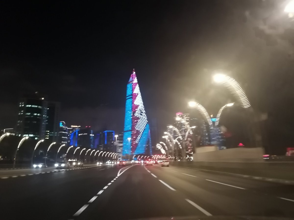 DaoudSomar's tweet image. #streetphotography #photographer #phototwitter #throughmyeyes #thingsisee #beautiful #qatarnationalday #Qatar #dohanightlife #Doha 🇶🇦❤️