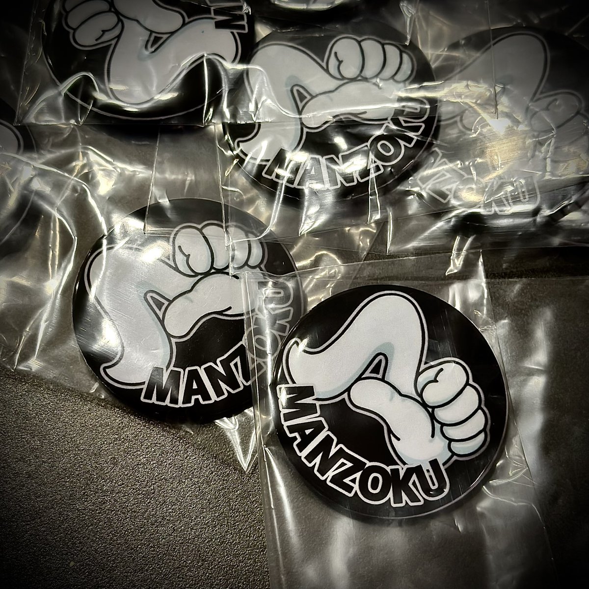 ジュンキマンデザインのマン族ステッカーから派生のじゅんパパ作の缶