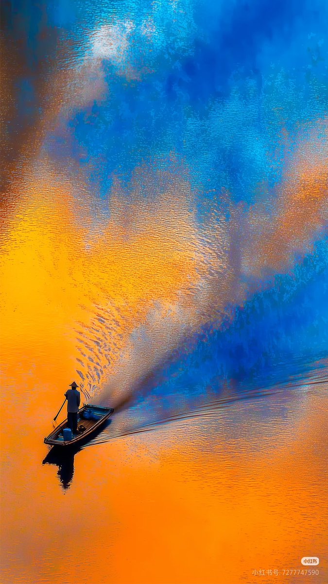 Ever seen a lake turn into a living painting? 🎨 This boat gliding