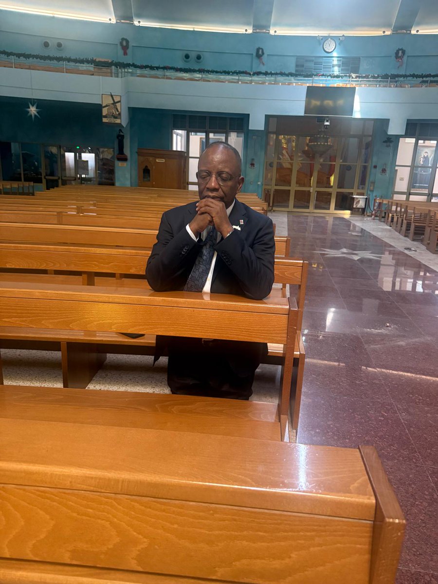 17/12/2025| C’est Doha qui accueille les pourparlers de paix pour la RDC. J’ai tenu à marquer ma mission officielle, dans le cadre de la #COSP11 (11ᵉ session de la Conférence des États Parties), par un geste de foi et de communion.
Je me suis rendu à l’église Notre-Dame du