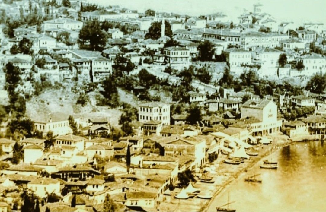 Çömlekçi, Trabzon'un en güzel kıyılarından biriydi. Her evin arasında "kareymiş" ağacı vardı. Sokaklarında Çaykovski'de dolaştı, Kanuni Sultan'da, Mustafa Kemal Atatürk'te dolaştı, Evliya Çelebi'de... Kimler dolaşmadı ki...

Evliya Çelebi’ye göre Trabzon, “yetmiş iki milletin bir