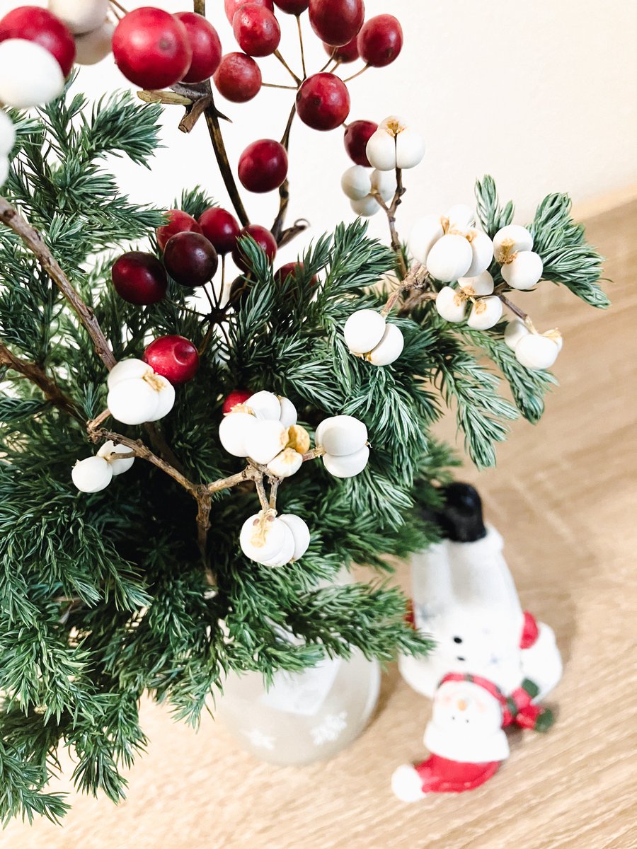 お花屋さんでクリスマスっぽいものを選んだつもりが、お正月感もあるようなセレクトになってしまった
まあでも見た目はいい感じ