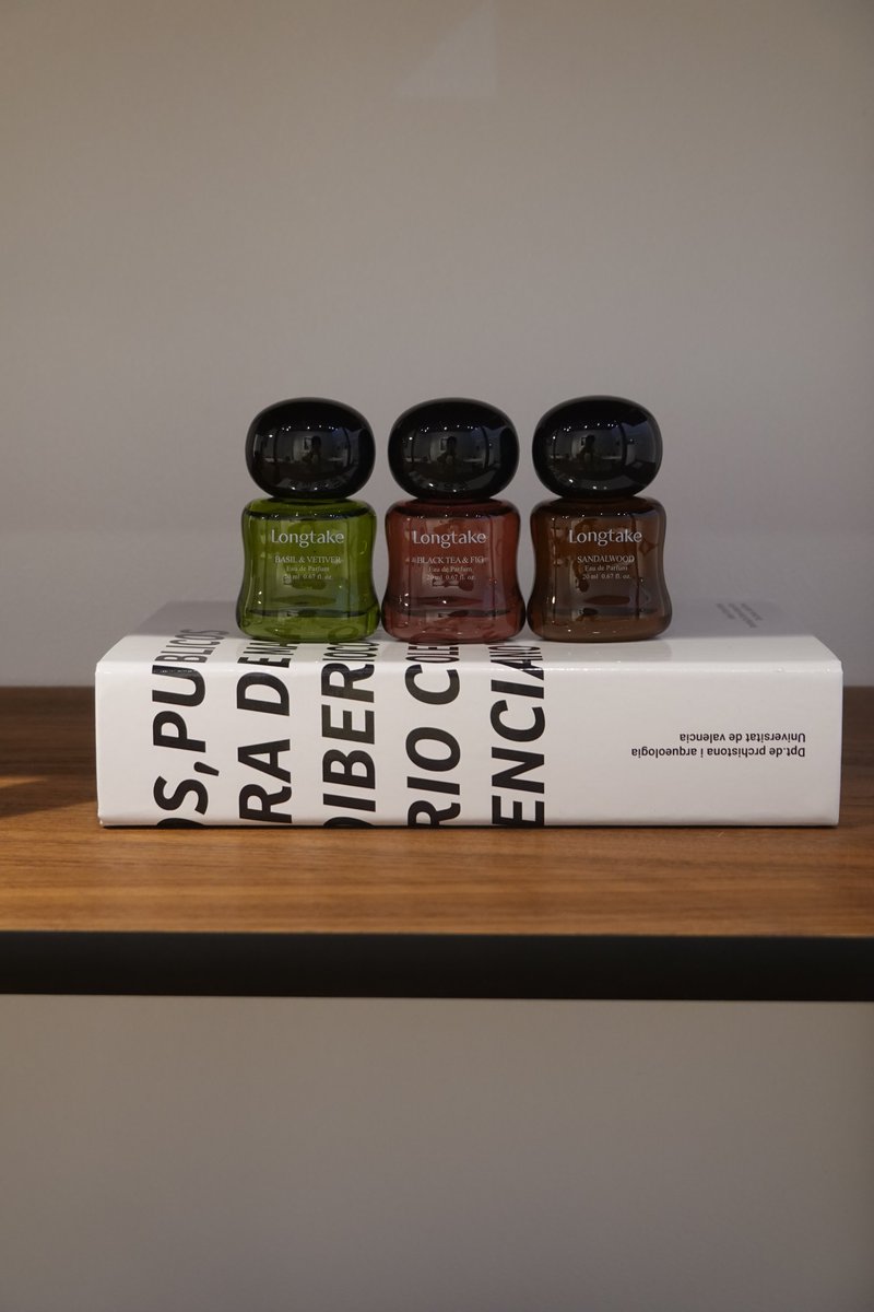 endomamesoup's tweet image. 롱테이크에서 단순 선물로 받아본 향수 세트-! 하나같이 향이 세련됐고 과하거나 부담스럽지 않다🌚 세 가지 향 모두 좋지만 무화과를 너무 좋아하는 나는 BLACK TEA&amp;amp;FIG 가 제일 좋음🤍