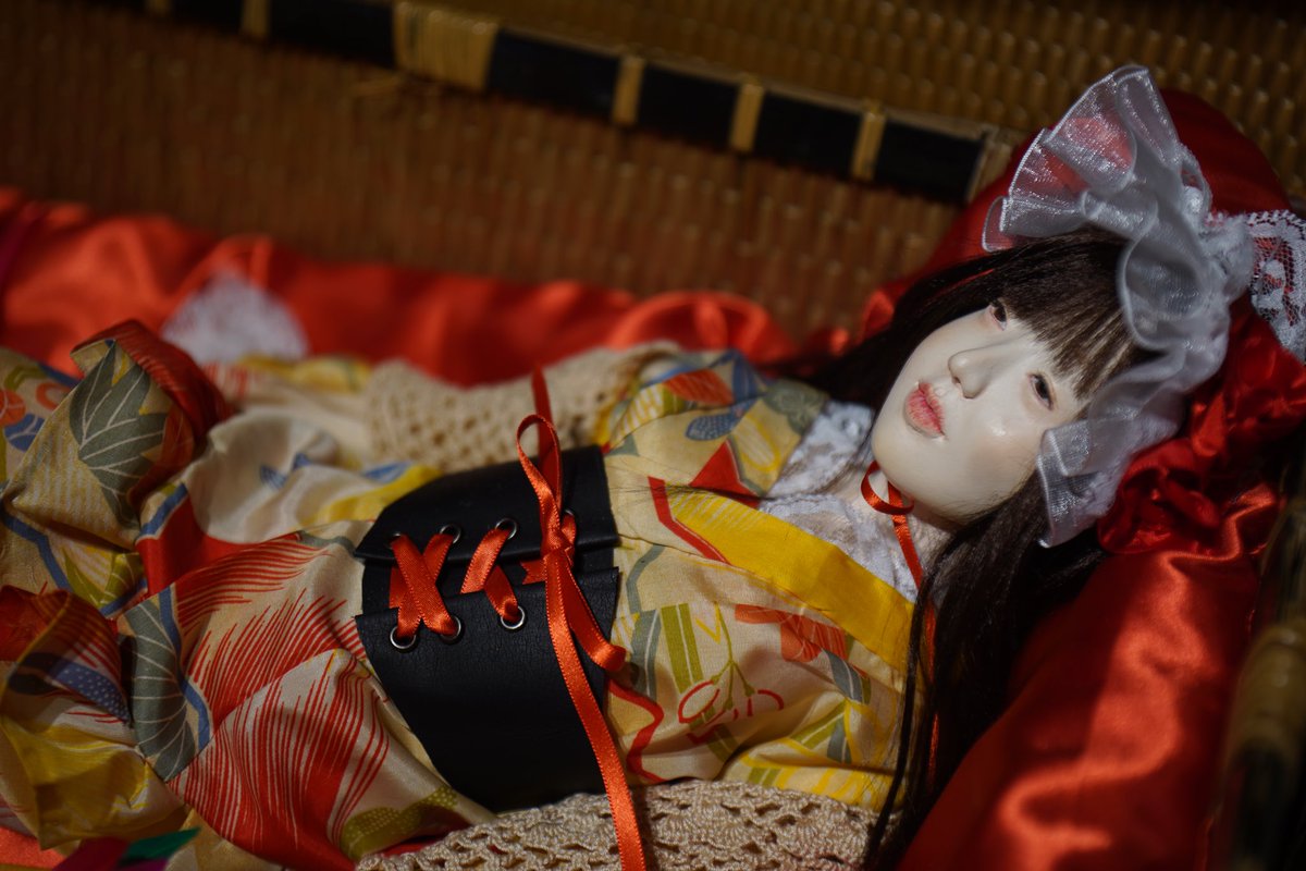 花さんが世に知られるきっかけになったと思われるMyクリエイティブドール展に「招待作家による推薦作家コーナー」として登場。

おもちゃと題された和人形は彼女の作品としては珍しくぽっちゃりした幼な子。行李に入った箱入り娘的な意味もあるのかなw

<a href="/ningyoshi_hana/">人形師 花　🌸作品集『あそびめ人形』発売</a>
#横浜みなとみらいギャラリー