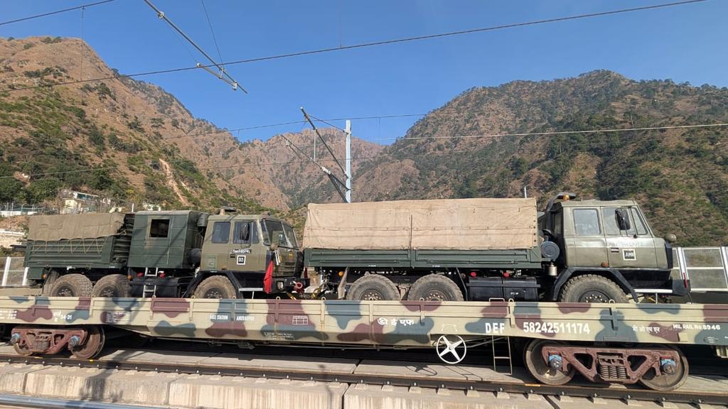 Indian Army successfully inducting tanks, artillery guns and engineering equipment into the Kashmir Valley using a Military Special Train. <a href="/adgpi/">ADG PI - INDIAN ARMY</a> <a href="/indiatvnews/">India TV</a> <a href="/RailMinIndia/">Ministry of Railways</a> <a href="/ChinarcorpsIA/">Chinar Corps🍁 - Indian Army</a> <a href="/Whiteknight_IA/">White Knight Corps</a> 
#IndianArmy 🇮🇳 #indianrailway