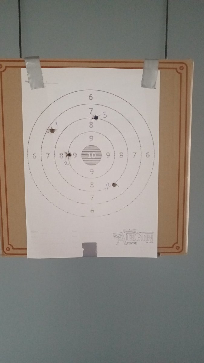 Nu had ik dat ding al maanden in huis, maar nog niet 1 x uitgeprobeerd. Vandaag dan maar eens gedaan.
Conclusies:
1) Hij is best luid!
2) Scherpschutter zal ik nooit worden (heb een bril nodig voor dichtbij, om de korrel te kunnen zien, maar heb geen bril nodig voor ver weg om