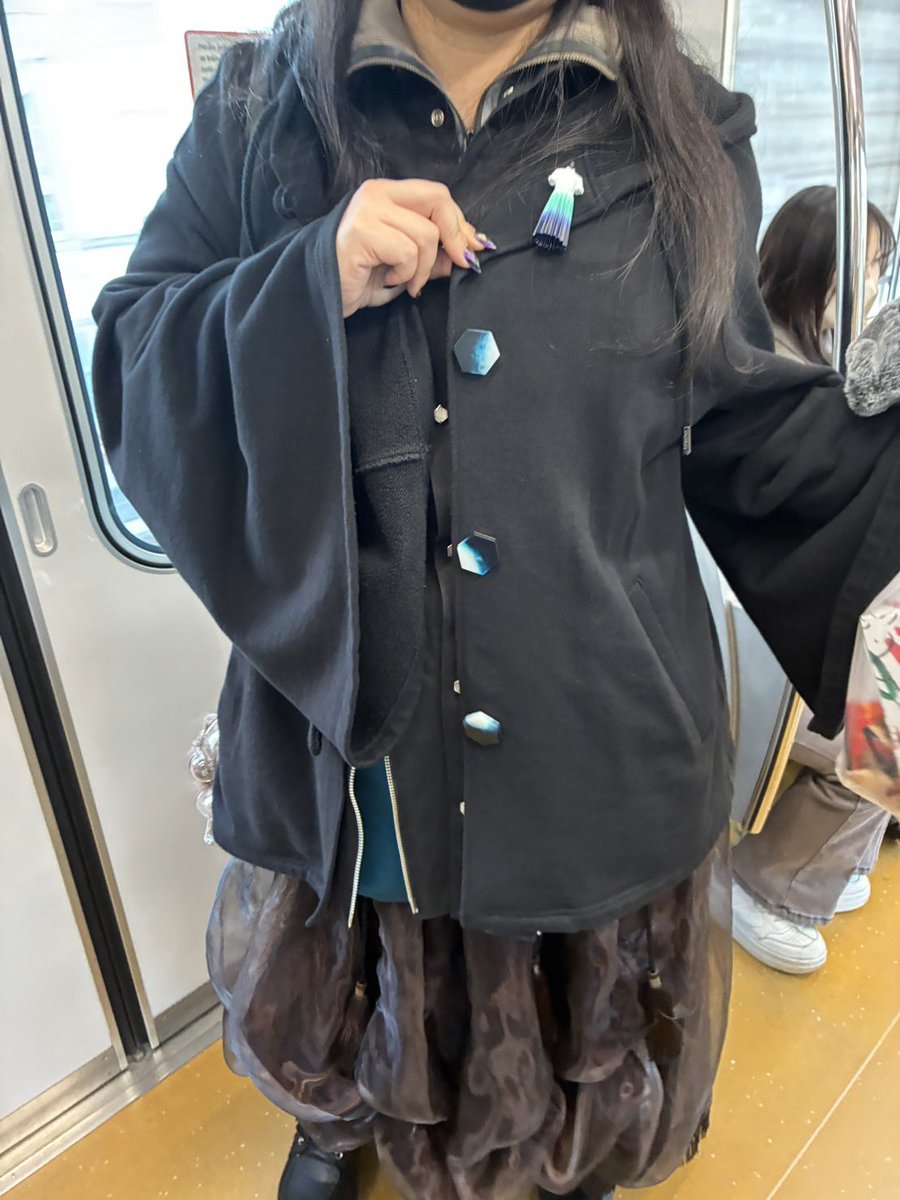 昨日のhazamaファッションは調律シャツ×幕開ける透明彩度スカート