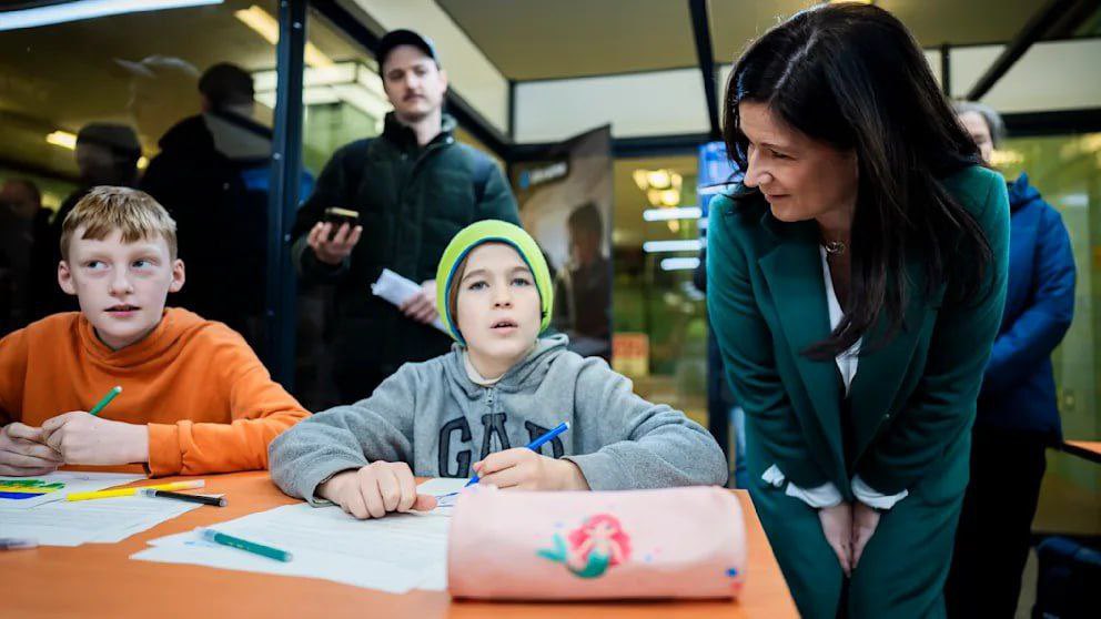 🇩🇪🇺🇦 A classroom has been set up in Berlin's subway in solidarity with Ukraine - Bild

Due to Russian airstrikes, Ukrainian children are often taught in subway stations. For several days, such a temporary classroom was set up in Berlin subway.

The aim of the action is to draw