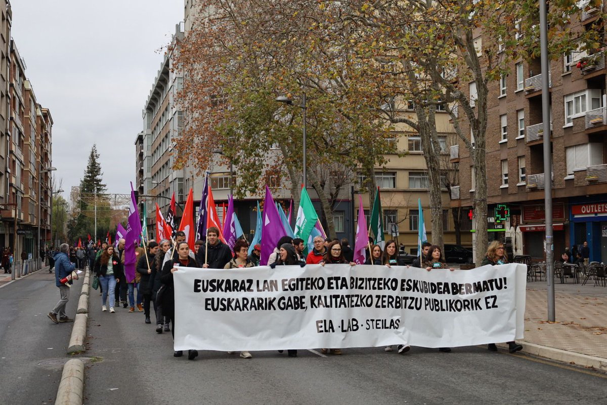 LABsindikatua's tweet image. 📣 LABek mobilizazioa egin du gaur Gasteizen, euskara ofiziala den eremuan, azken urteetan izaten ari den oldarraldi judiziala salatzeko 

💥 Euskarak zerbitzu publikoetan arreta- eta lan-hizkuntza gisa behar dituen lege bermeak exijitzen ditugu

🔗 labur.eus/ic4qtatp