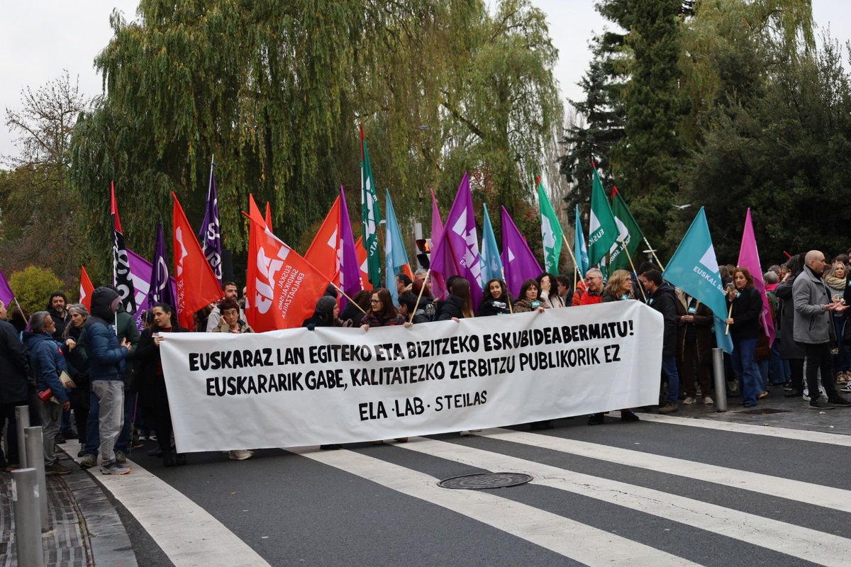 LABsindikatua's tweet image. 📣 LABek mobilizazioa egin du gaur Gasteizen, euskara ofiziala den eremuan, azken urteetan izaten ari den oldarraldi judiziala salatzeko 

💥 Euskarak zerbitzu publikoetan arreta- eta lan-hizkuntza gisa behar dituen lege bermeak exijitzen ditugu

🔗 labur.eus/ic4qtatp