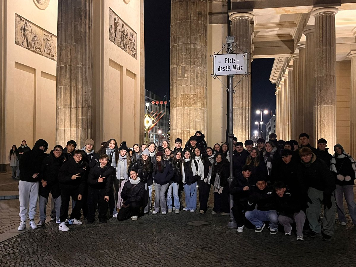 Els alumnes de 2n de Batxillerat han continuat l’aventura a Berlín, visitant la impressionant East Side Gallery i la icònica Porta de Brandenburg. Per acabar el dia, han gaudit d’una experiència diferent agafant el ferri de Wannsee a Kladow. Un dia intens i inoblidable! 🚶‍♂️🎨⛴️