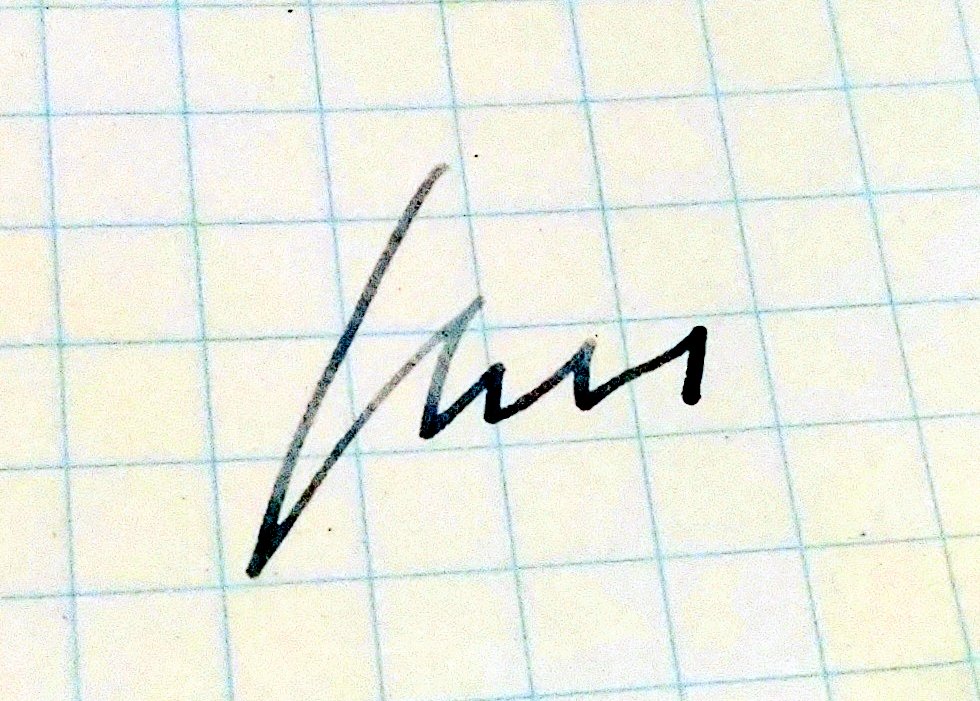 昨夜に続きwww
ラメ入りインクが欲しくて我慢できず…
『カラートラベラー』の『県鳥アビグレー』を購入。
ラメは弱めかな？
また万年筆は目詰まりトラブルになりそうなので『iro-utsushi』も。
めっちゃ書きやすい！

沢山のペンがあるし年賀状の時期でもあるから色々試してみよう。
#文房具ガオラー