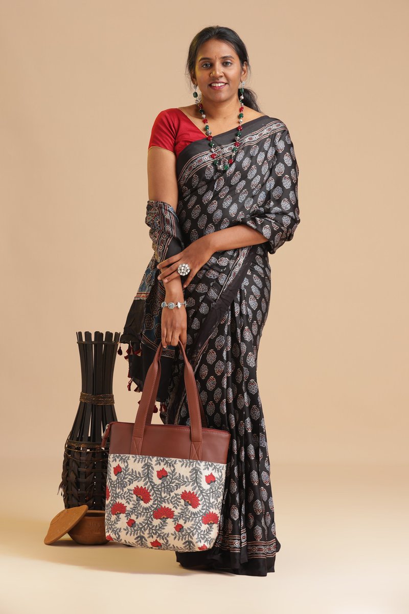 SeereIndia's tweet image. Ajrakh saree = weeks of craft: cleaning, mordants, resist pastes, black &amp;amp; red motifs, indigo &amp;amp; madder dye, then finishing.

To deep-dive into each step of this printing process, check out our latest post. (link in comment)

#Ajrakhprint #HandBlockPrinting