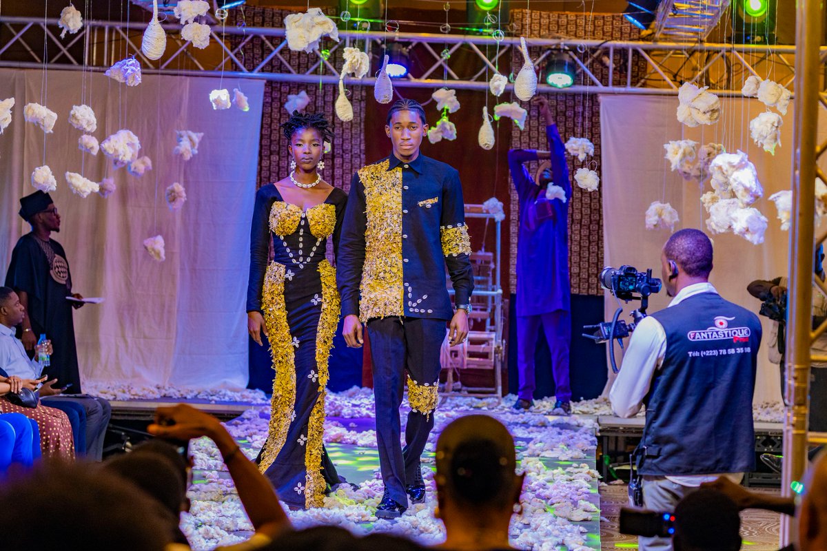 maliactu's tweet image. Le Mali mise sur le Textile Vert : 10 créateurs réinventent l'or blanc local pour une mode durable et inclusive. 🇲🇱🌱 Soutenue par le #PNUD et le #Japon, cette initiative du projet #Mali_Coton booste l'emploi des jeunes et l'artisanat. La tradition malienne à la conquête du