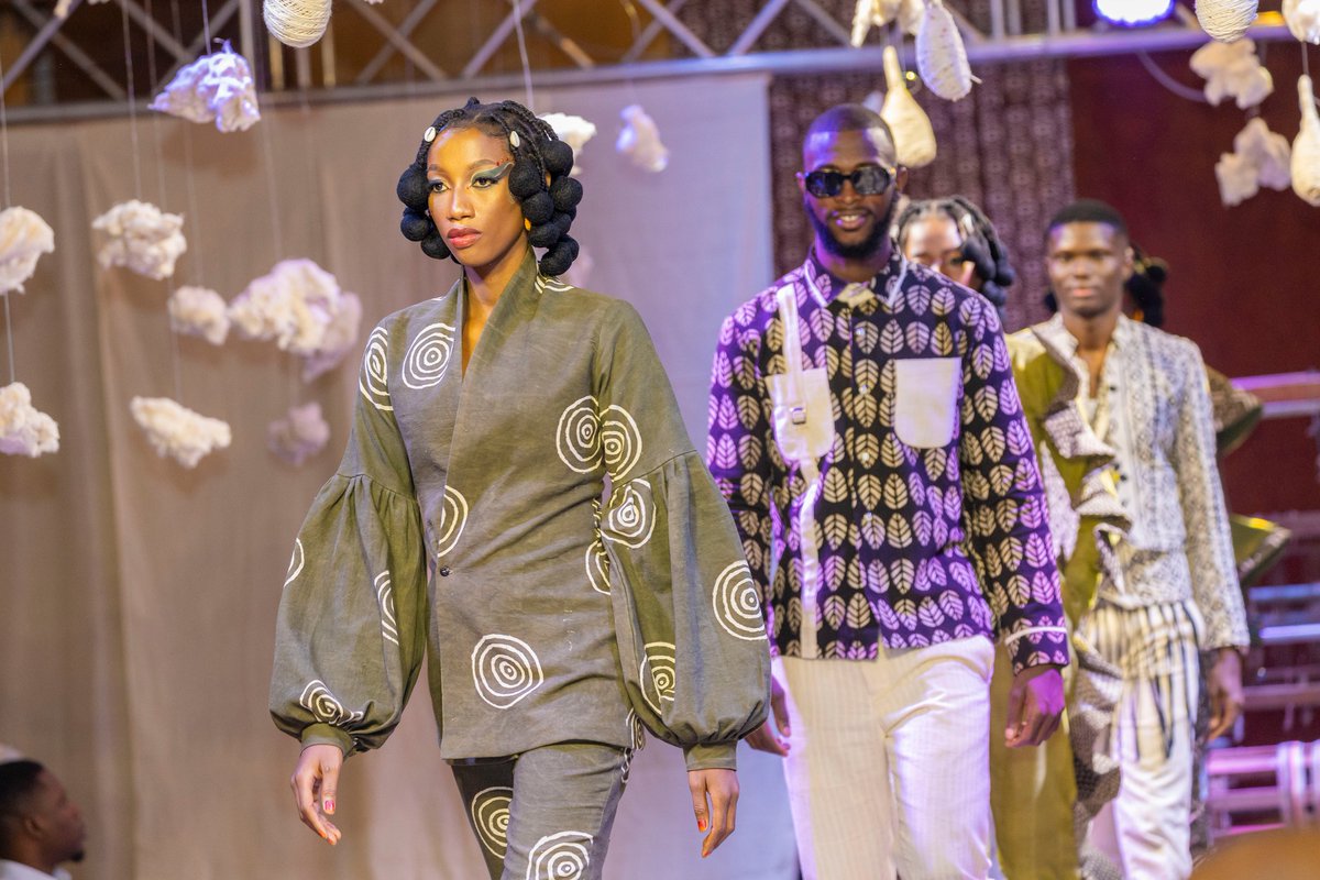 maliactu's tweet image. Le Mali mise sur le Textile Vert : 10 créateurs réinventent l'or blanc local pour une mode durable et inclusive. 🇲🇱🌱 Soutenue par le #PNUD et le #Japon, cette initiative du projet #Mali_Coton booste l'emploi des jeunes et l'artisanat. La tradition malienne à la conquête du