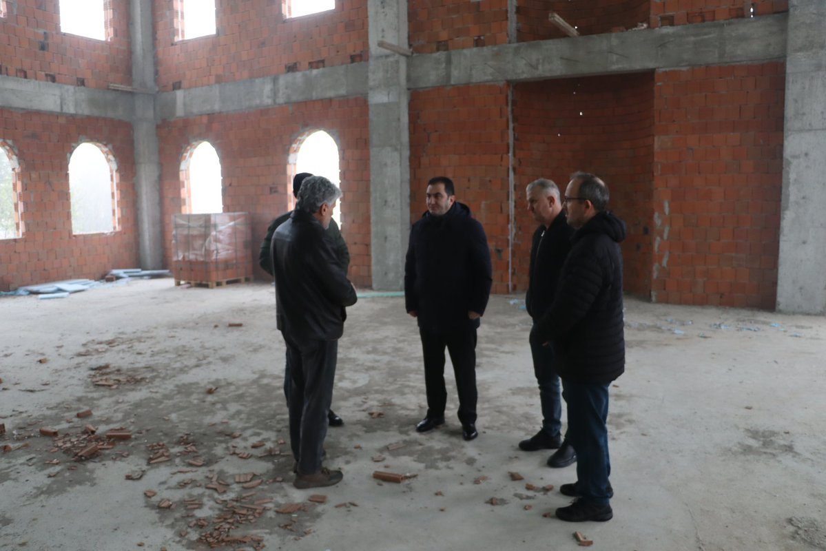 Kaymakamımız Adem TAŞPINAR,
Kepsut TOKİ İmam Birgivi Cami Yaptırma ve Yaşatma Derneği Başkanı Şaban ERTÜRK ve dernek üyeleri ile birlikte yapımı devam eden Cami inşaatında incelemelerde bulundu.