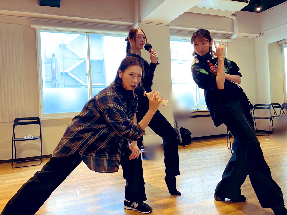 なんと！
今回久々に
#AYAKO 先生に振付頂いております✨

年末といえば‼️な、ちょっぴり
#タカスペ 風のコーナーも…？！😳

振付初日から
✨ファビュラス✨が溢れて
皆様の長いおみ足画角に収まりきらず😨

#鳳翔大 さん
#凪七瑠海 さん
#瀬戸かずや さん
#リビミュ
#リビングルームミュージカル