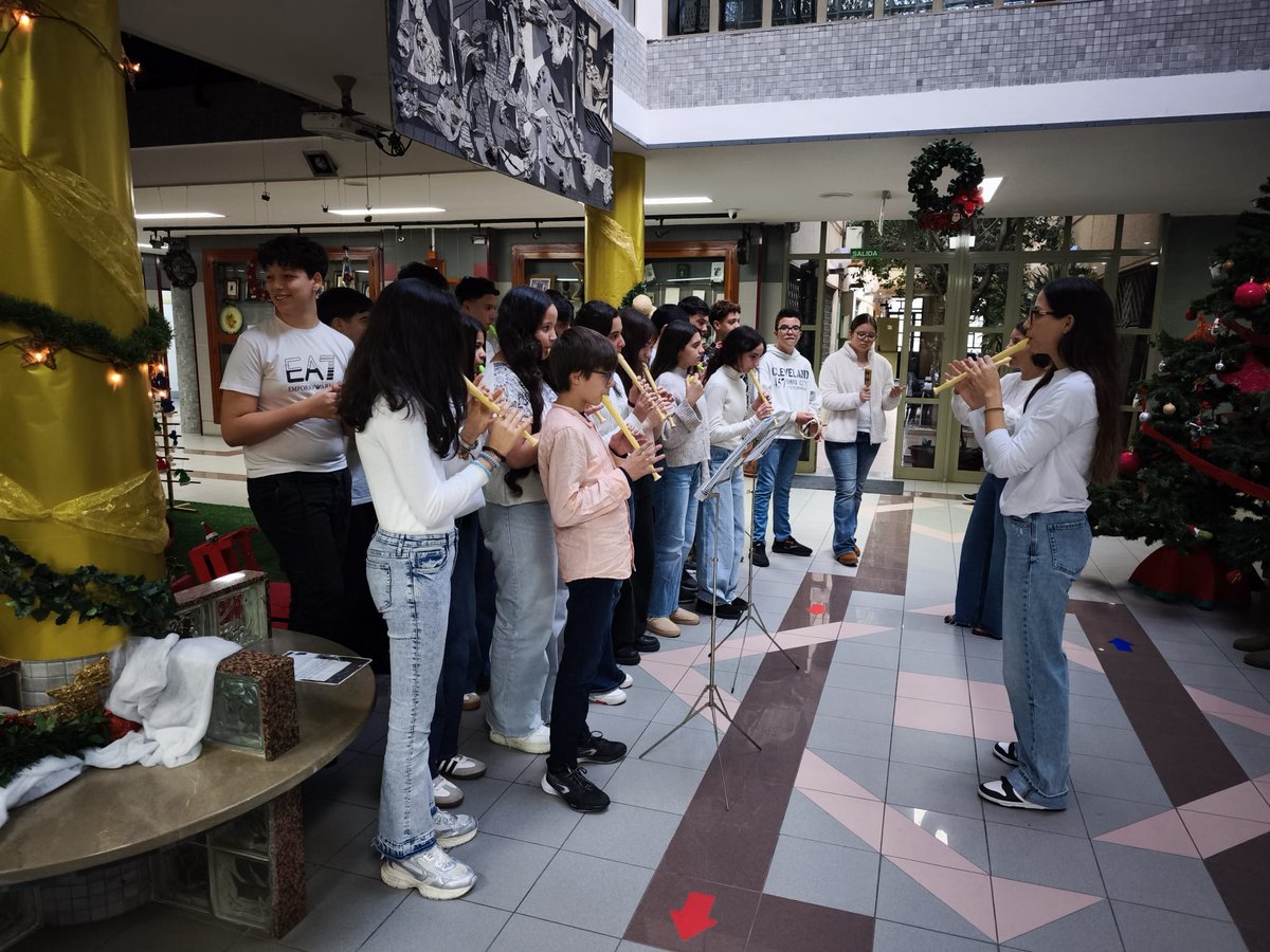 IESMF's tweet image. El Departamento de Música ha organizado un concierto navideño en el hall del Instituto. Hemos podido disfrutar de villancicos clásicos y otros más actuales. Lo han hecho de maravilla #iesmiguelfernandez 👏👏👏🎅🎄
