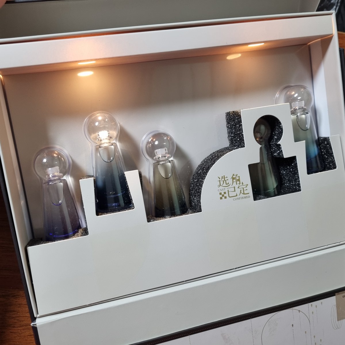 립구 향수 미니세트 왔는데 박스 윗부분 열면 미니 전등 불 들어오는거 보고 기함했음(+)