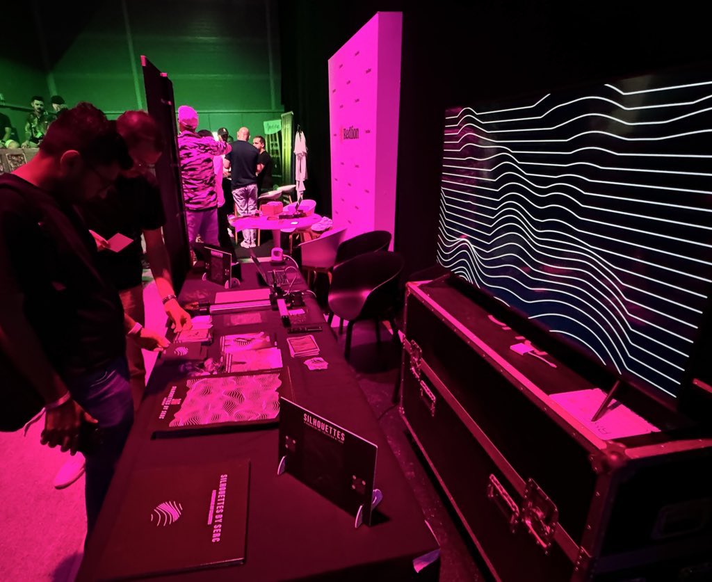 gm

Create something that makes you happy to talk hours about it🖤