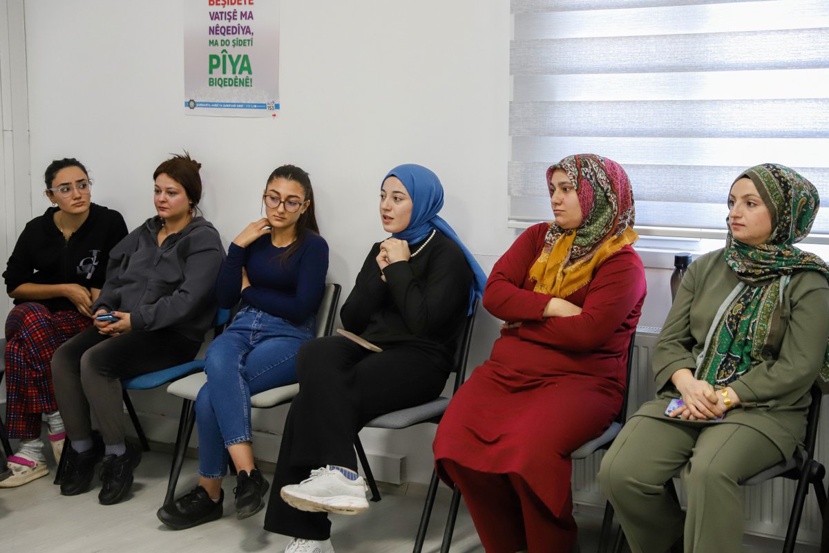 🟣 ‘Amed Kadın Kentlerine Doğru’ Toplantısı Düzenlendi

📌 Büyükşehir Belediyemiz, “Amed Kadın Kentlerine Doğru” çalışması kapsamında kadınların kent yaşamına dair görüş ve önerilerinin alınacağı mahalle toplantısını Kayapınar ilçesinde gerçekleştirdi. Qûça Kadın Yaşam Merkezinde