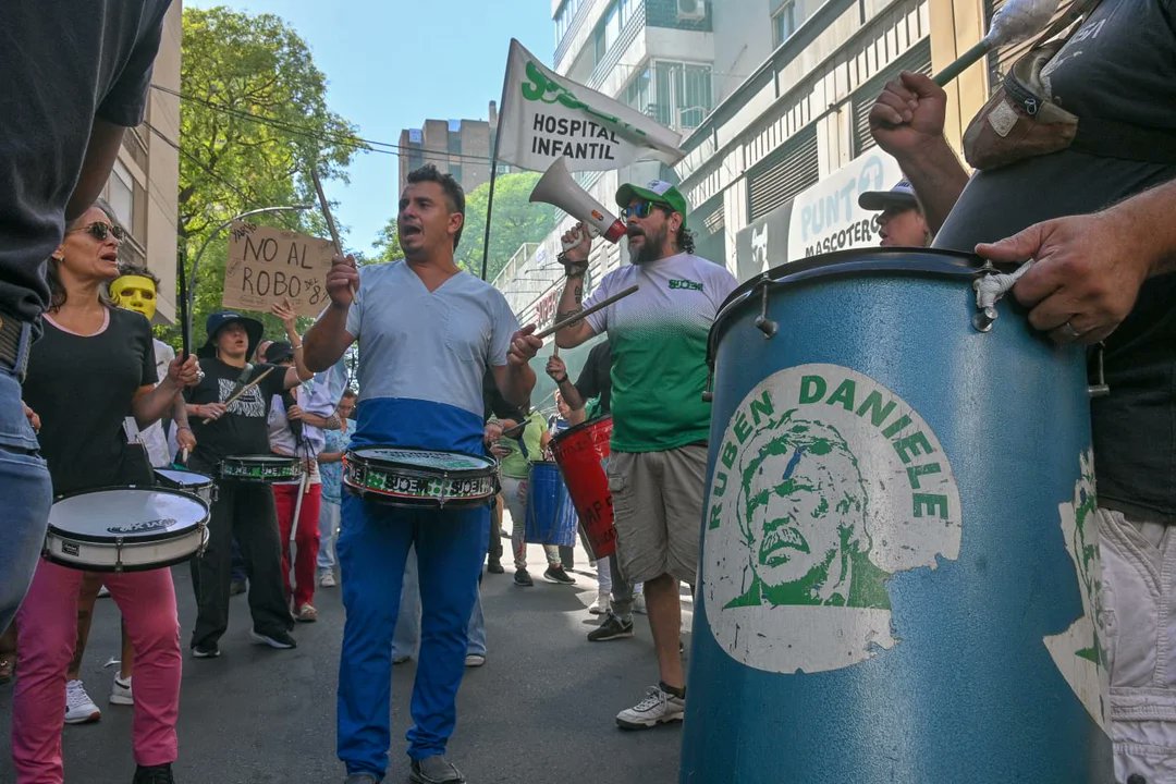 En un contexto de creciente tensión entre el Gobierno provincial y los trabajadores estatales, más de quince gremios se movilizan este miércoles hacia la Legislatura de Córdoba para rechazar la suba de aportes previsionales y a la obra social Apross. cbahoy.com.ar/paro-y-marcha-…