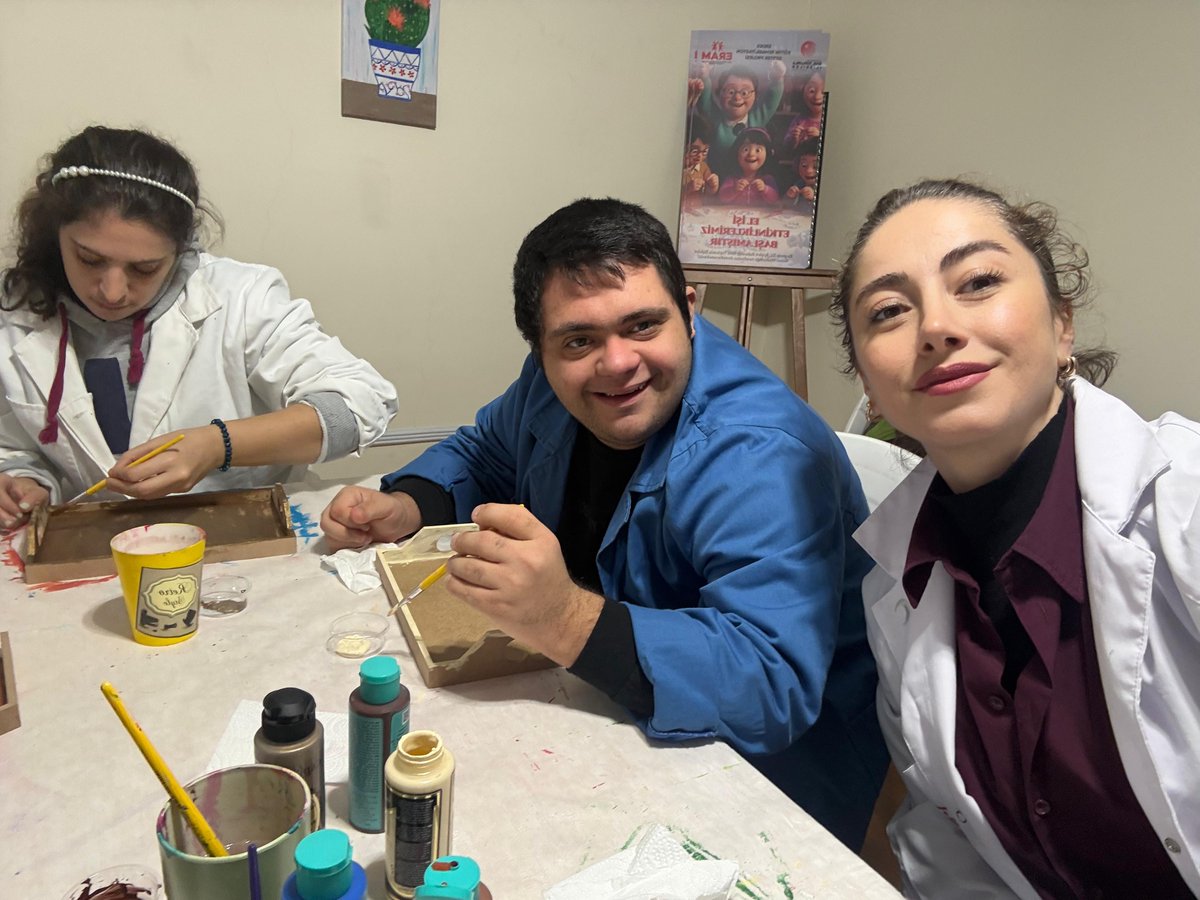 eramdernek's tweet photo. ERAM Derneği bünyesinde, ERDES Projesi kapsamında gerçekleştirdiğimiz atölye çalışmalarımız 🎨✨
Bu atölyelerde; üretim, paylaşım ve birlikte öğrenme odaklı verimli çalışmalar gerçekleştirildi. https://t.co/rSaYVFUgt9