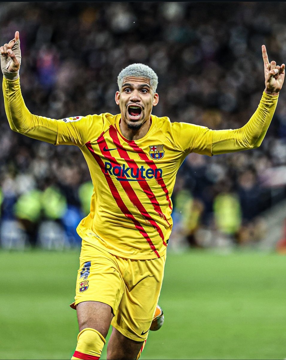 IMaczkowski's tweet photo. Prime Araujo 21/22 clears 

Saliba 24/25
Gabriel 24/25
Pacho 24/25
Marquinhos 24/25 

but people just not ready for that convo

#hottake #araujo #barca #arsenal
#goat #saliba #gabriel https://t.co/cMnsg4hwuC