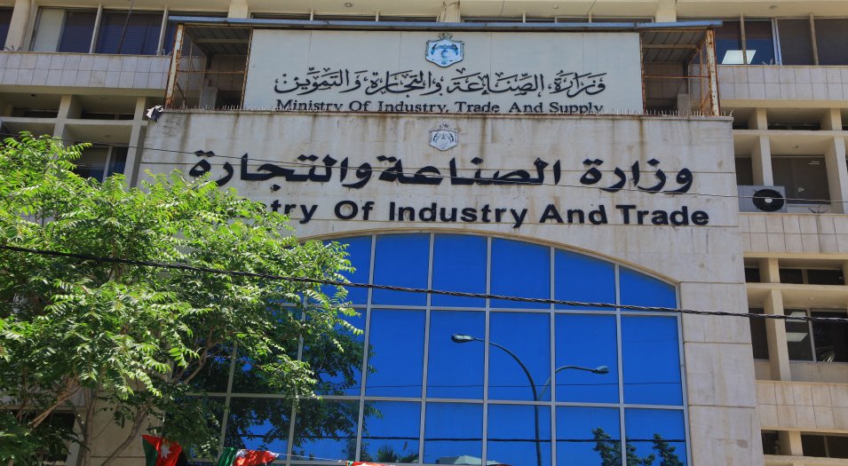 القضاة: إلزام المصانع بوضع التحذيرات والإرشادات باللغة العربية على العبوات 