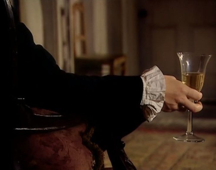 Я не знаю, зачем вернулся. Я шел на зов моего глупого сердца, и я наверняка пожалею об этом. 

Луи де Пон дю Ла к вашим услугам.