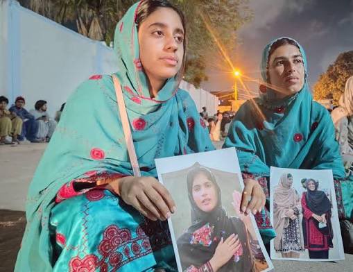 SeemaBalochh's tweet photo. ماہ زیب کی پُر امن جدوجہد کا جواب یہ ہے کہ اس کے والد، سرکاری استاد شفیق کو اغوا کر لیا جائے؟ ریاست ہمیں دھمکانے سے باز نہ آئی تو کبھی صبیحہ کی جدوجہد کو ختم کرنے کے لئے اس کے والد کو جبری گمشدہ کرتی ہے تو کبھی یہی سزا ماہ زیب کو دیتی ہے۔ 
#ReleaseShafiqBaloch https://t.co/9e0vAFSYoF
