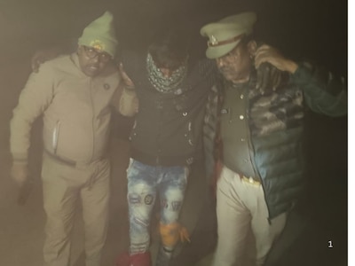 Radhika_Singhe's tweet image. “पापा, मैं जल्द घर पहुँच रही हूँ।”

यह 25 वर्षीय दलित हिंदू युवती ज्योति की आख़िरी कॉल थी। इसके बाद उसका फ़ोन बंद हो गया और वह कभी घर नहीं लौटी।

उत्तर प्रदेश के हरदोई में 16 दिसंबर को फुरक़ान और उसके एक साथी ने नौकरी के इंटरव्यू के बहाने ज्योति को घर से ले गया

अगले दिन ज्योति…