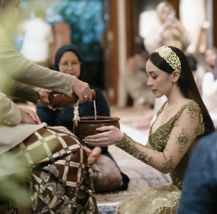 dzbaiwin's tweet photo. No wonder she looked that glowing… this is mamah Amanda Zahra’s pre-wedding body care ritual 🤍 https://t.co/DizxrToVKc