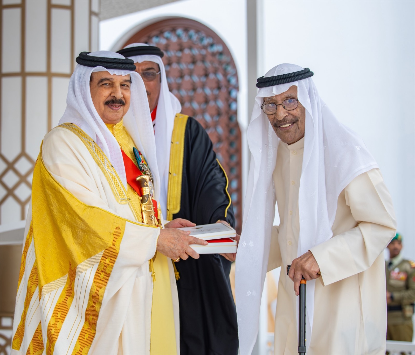 العاهل البحريني يمنح وسام البحرين للشاعر الكويتي بدر بورسلي - تكريماً لإسهاماته البارزة في كتابة الأغاني الوطنية البحرينية 