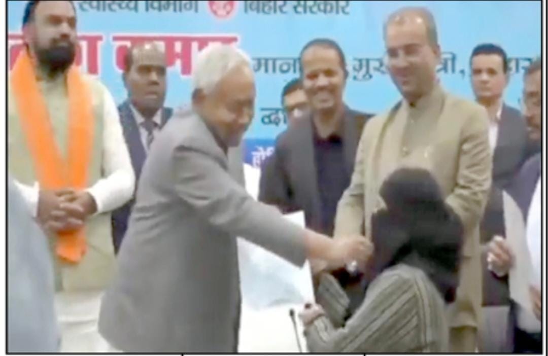 یہ انسانی حقوق کی کھلی خلاف ورزی ہے 
#HandsOff_MyHijab