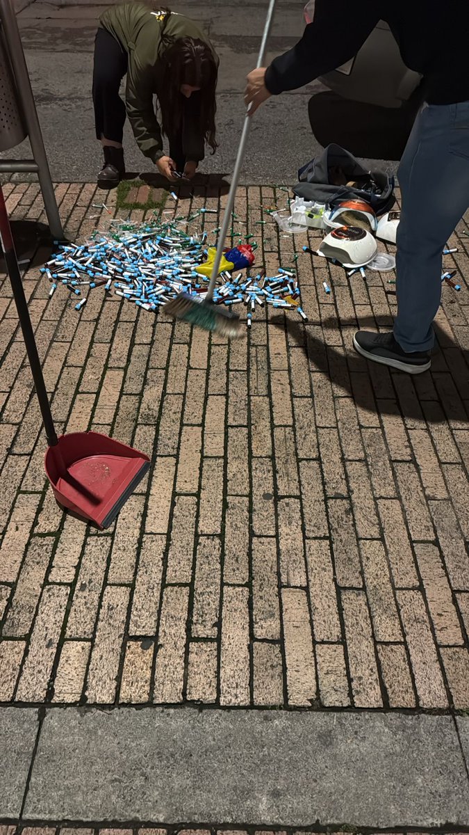 Uaesp's tweet image. Esto no puede pasar.
En la carrera 19 con calle 104 fueron encontrados tubos de sangre, jeringas y otros residuos peligrosos abandonados en el espacio público, una situación que representa un riesgo para la salud.

De inmediato, junto con  @Ambientebogota  y @alcaldiausaquen se…