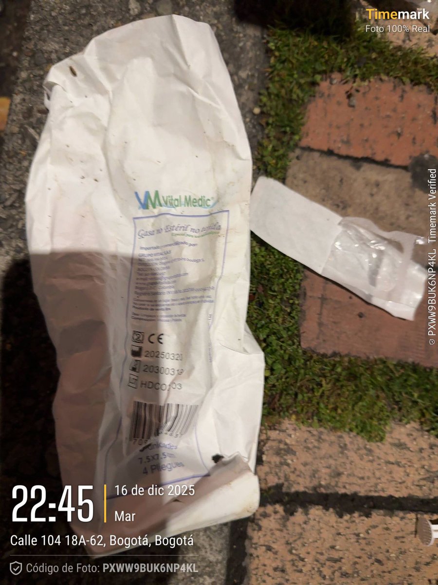 Uaesp's tweet image. Esto no puede pasar.
En la carrera 19 con calle 104 fueron encontrados tubos de sangre, jeringas y otros residuos peligrosos abandonados en el espacio público, una situación que representa un riesgo para la salud.

De inmediato, junto con  @Ambientebogota  y @alcaldiausaquen se…