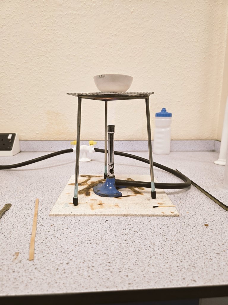 🔬 Year 7 Scientists in Action! 🧪
Our Year 7 learners are busy in the lab, exploring how to separate rock salt into its components.
Experiments like these help build critical thinking and problemsolving skills—plus, they make science fun and engaging! 🌟
#ninestilesanacademy