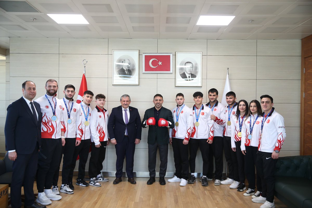 Dünya ve Avrupa Kick Boks Şampiyonaları'nda altın madalya kazanarak şanlı bayrağımızı göndere çektiren milli sporcularımızı ve <a href="/TRkickboksFed/">Türkiye Kick Boks Federasyonu</a> Federasyonu Başkanı <a href="/salimkayici/">Salim KAYICI</a>'yı bakanlığımızda ağırladık.