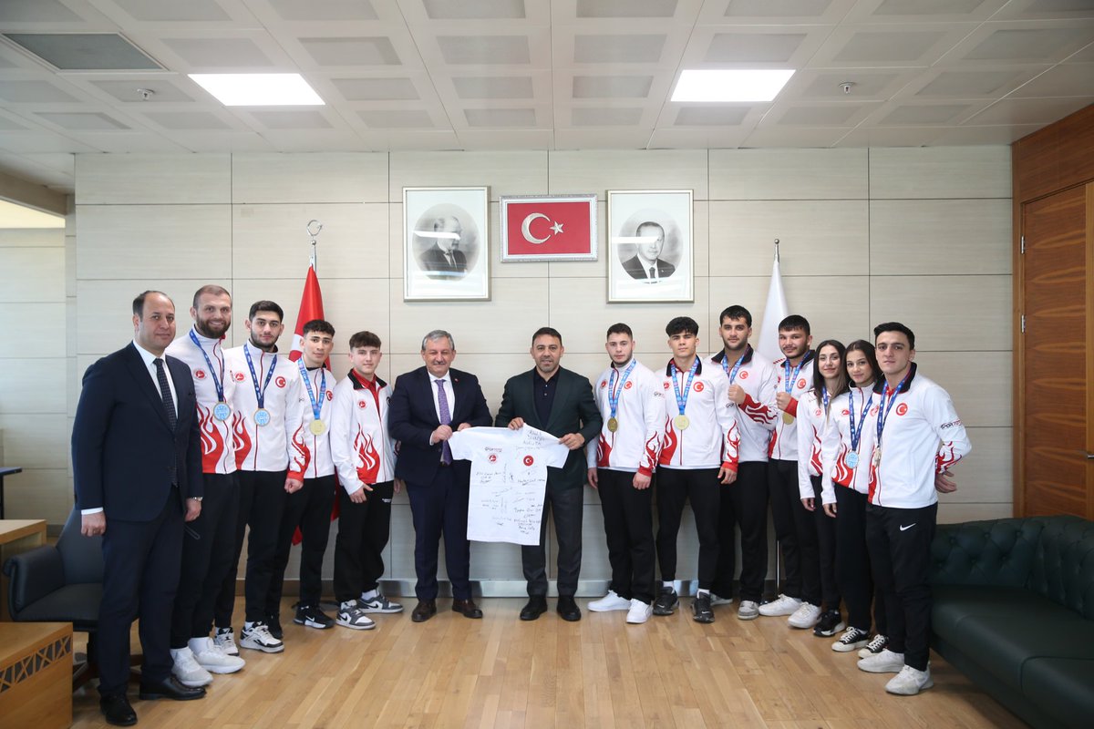 Kick boks branşında elde edilen bu kıymetli başarıların artarak devam etmesini temenni ediyor; şampiyon sporcularımızı, Federasyon Başkanımızı ve teknik ekibimizi tebrik ediyorum.