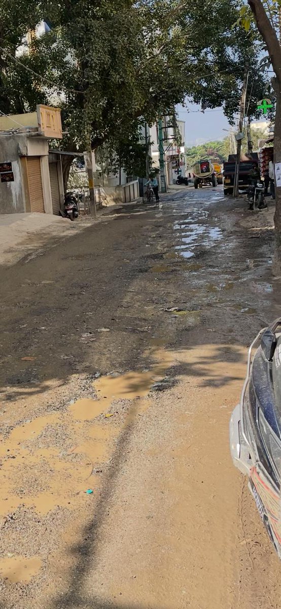 david_ingty's tweet photo. 🚨 Immediate repairs needed Thirumenahalli Main Rd

This narrow road serves PG residents, families, college students, and a Government School. Constant water tankers &amp; heavy dump trucks pass by daily. Deep potholes, make it unsafe. A water tanker was recently about to overturn. https://t.co/CcQwxXfUWN