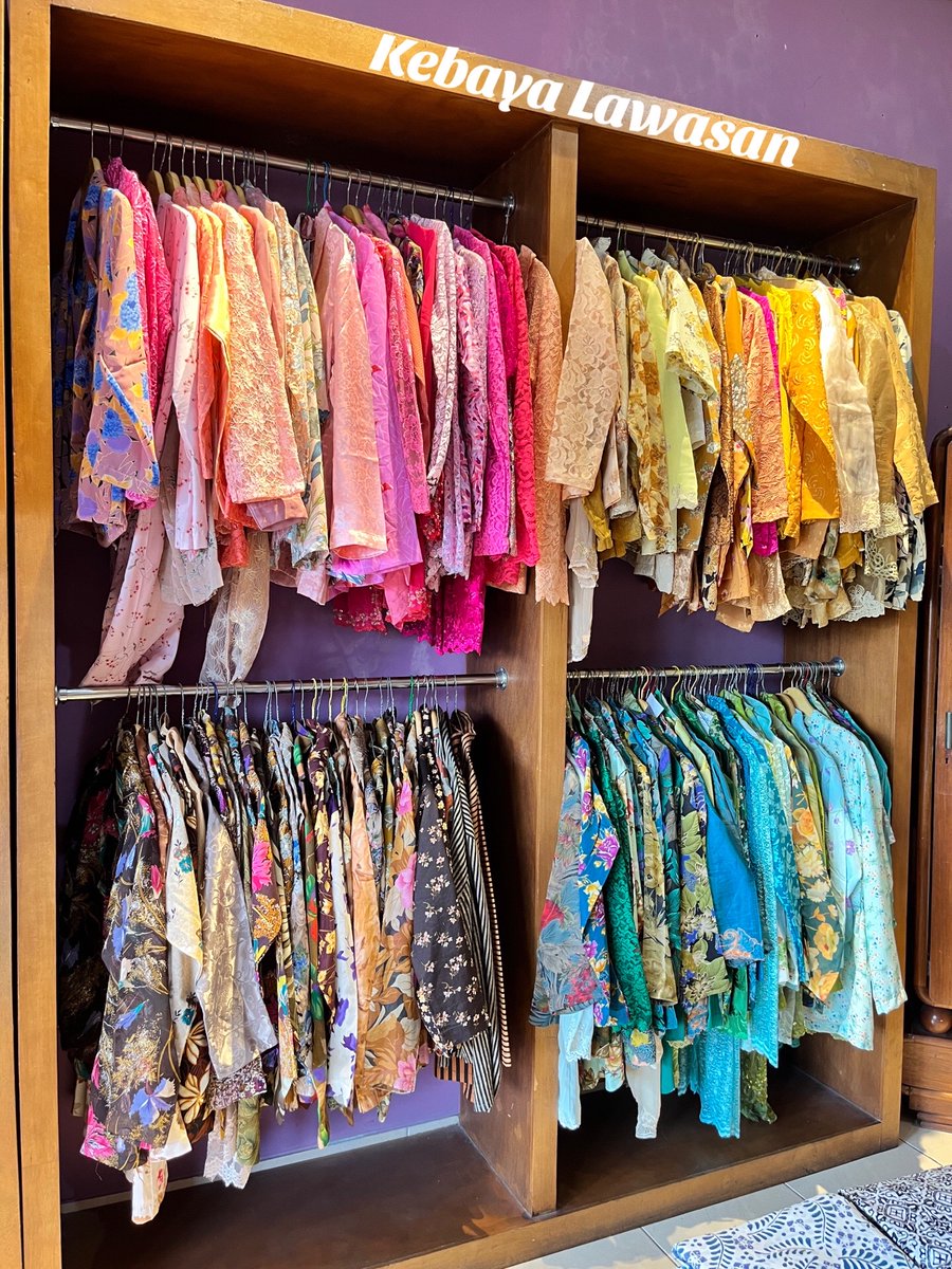 hanbyl_'s tweet photo. Traditional, but make it chic. Found this hidden gem for vintage kebaya and batik😍 https://t.co/yYGM7gsoDw
