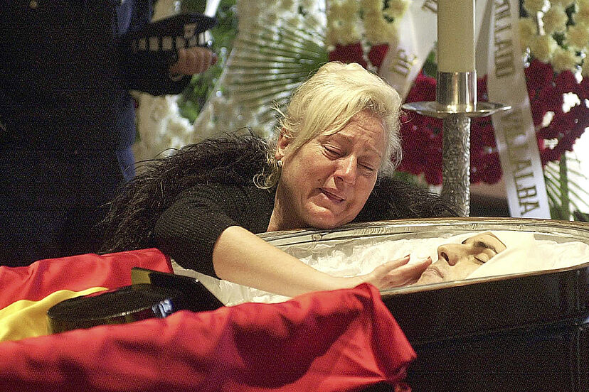 CarlosDeUrrecha's tweet image. "¡Que me han matado a mi hijo! ¡Que me han matado a mi hijo!"
Dña María Dolores, madre del GC D. Antonio Molina Martín asesinado con 3 balazos a bocajarro en Collado-Villalba por los cobardes de ETA

"Mi hijo fue un Héroe. Iban a sembrar de bombas Madrid"
cope.es/emisoras/pais-…