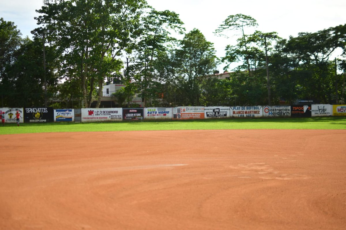 👌𝗘𝗻 𝗦𝗮𝗻 𝗙𝗿𝗮𝗻𝗰𝗶𝘀𝗰𝗼 𝗱𝗲 𝗠𝗮𝗰𝗼𝗿𝗶́𝘀 𝘀𝗲𝗴𝘂𝗶𝗺𝗼𝘀 𝗰𝘂𝗺𝗽𝗹𝗶𝗲𝗻𝗱𝗼 💪⚾ Entregamos completamente remozado el play de la Liga Añeja, ubicado en el Complejo Deportivo Juan Pablo Duarte, devolviendo a la comunidad un espacio digno y seguro para la práctica