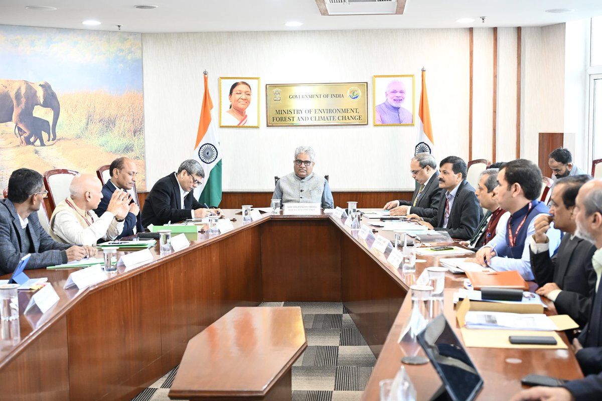 AIRNewsHindi's tweet image. पर्यावरण, वन और जलवायु परिवर्तन मंत्री भूपेंद्र यादव ने दिल्ली तथा सोनीपत के नगर निकायों की कार्य योजनाओं की विस्तृत समीक्षा करने के लिए एक उच्च-स्तरीय बैठक की। 

बैठक की अध्यक्षता करते हुए उन्‍होंने नगर निकायों के लिए विशिष्ट निर्देश जारी किए।

#AirPollution #DelhiAirPollution