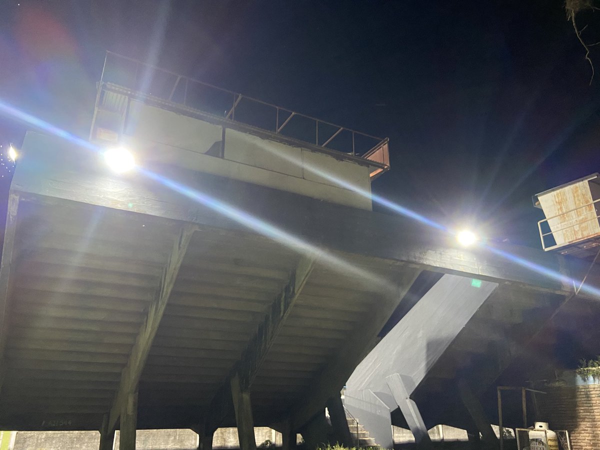 Anoche estrenamos nuevas luminarias en el sector de vestuarios y Fútbol 5. Se instalaron nuevas lámparas LED de 50w y 150w, con el cableado nuevo correspondiente y todo bajo las normas técnicas y de seguridad adecuadas.